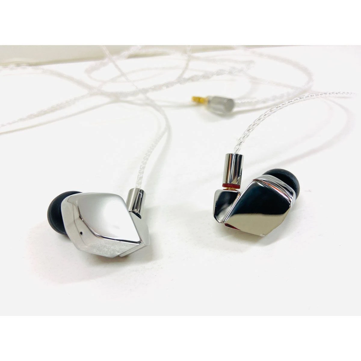 Final Audio - A8000 - Pure Beryllium Dynamic Diaphragm In-Ear Headphones 3 Final Audio - A8000 - Pure Beryllium Dynamic Diaphragm In-Ear Headphones